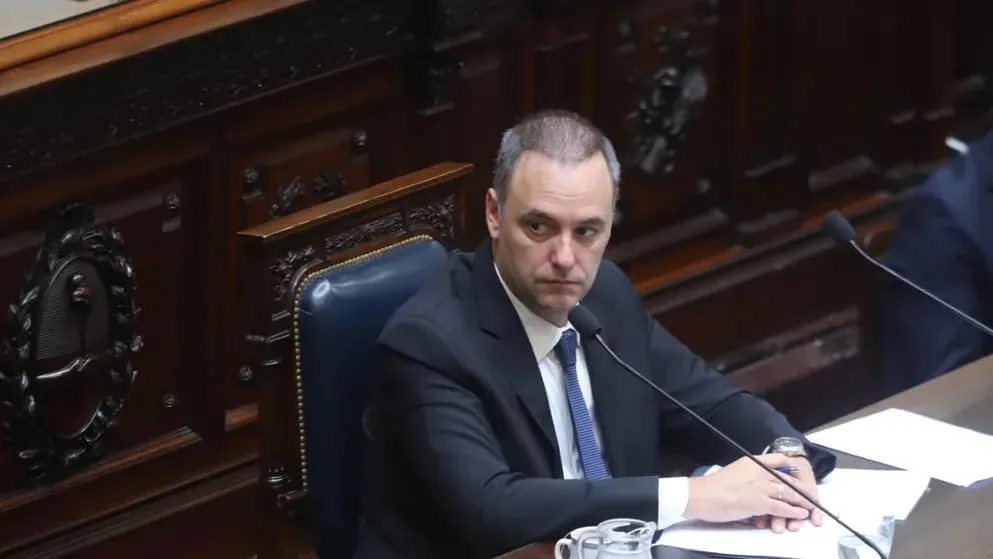 Contratista denuncia ante la Justicia pagos sin factura de Adorni en su vivienda