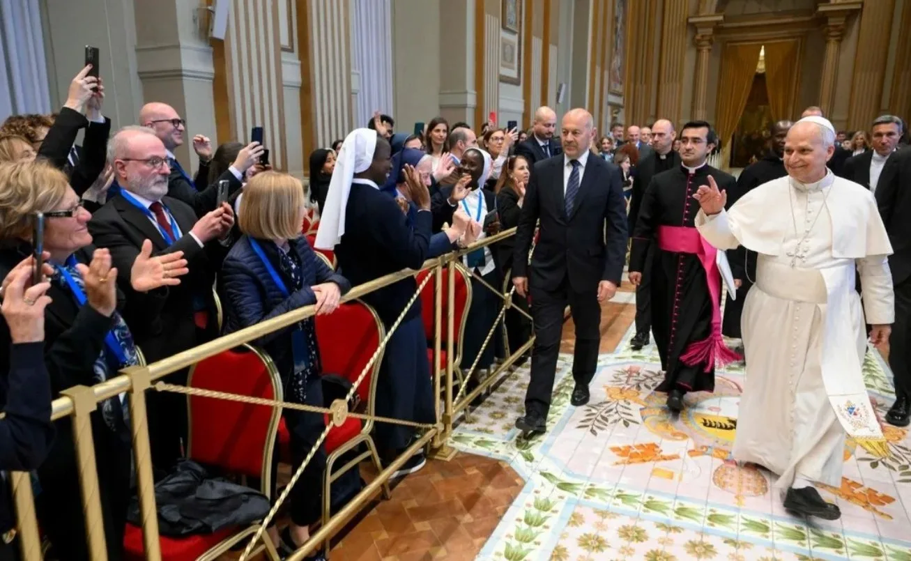 El Papa exhorta a empleados de la Iglesia a abandonar su rol pasivo