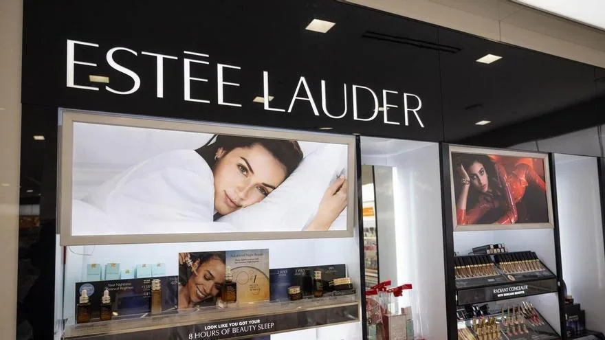 Estée Lauder reporta ganancias de 298 millones durante fusión con Puig