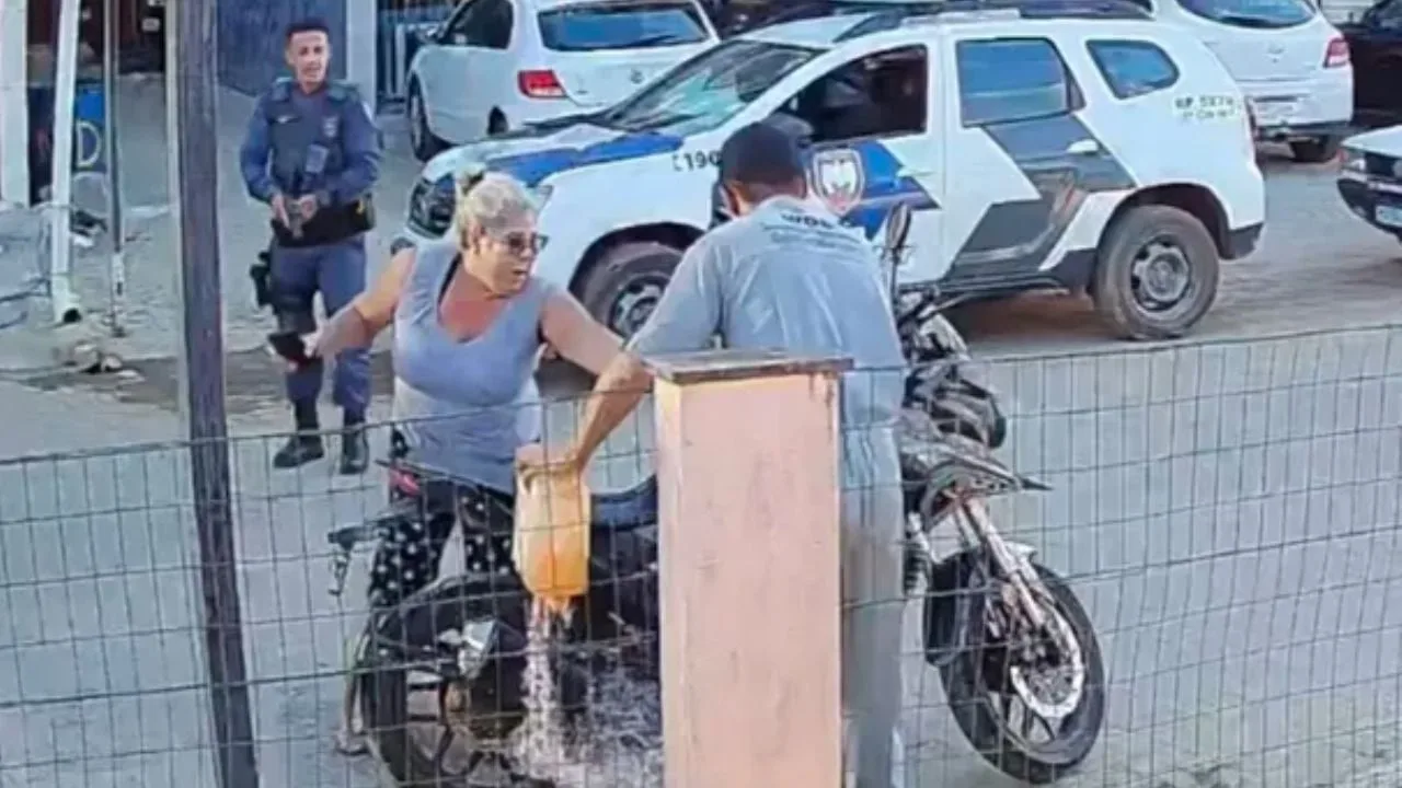 Hombre quema su motocicleta y causa graves quemaduras a su madre en Brasil