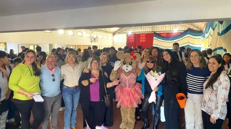 La Escuela Técnica N°10 homenajeó a dos docentes que se jubilaron tras años de trayectoria