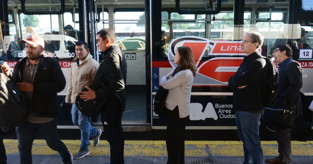 La inflación bajó en abril pero mantiene presión por efecto arrastre de marzo