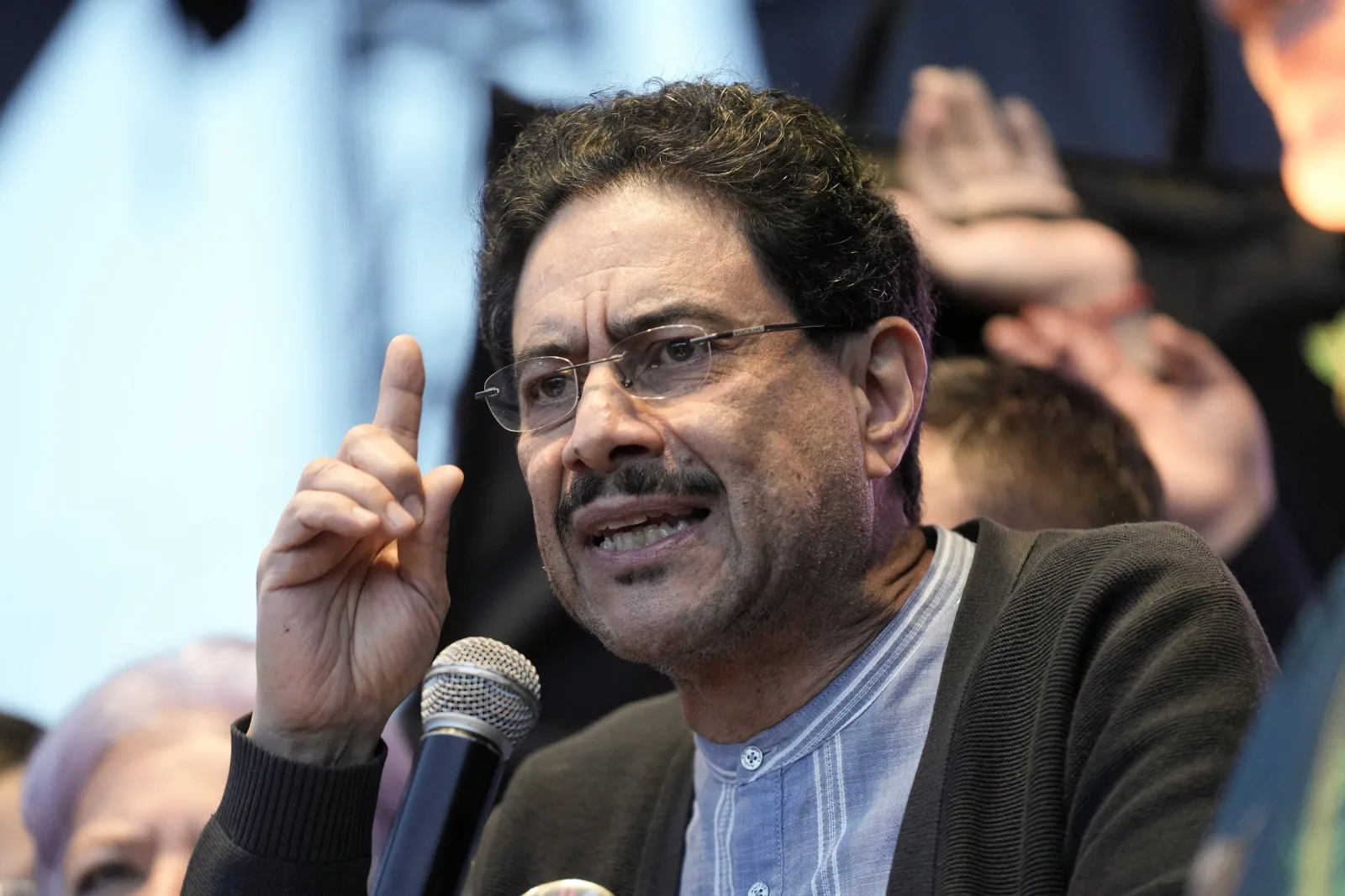 Los sindicatos respaldan la candidatura presidencial de Iván Cepeda
