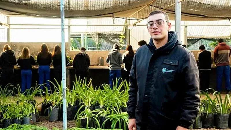 Lucas Martino: la jardinería como acto de esperanza en la Escuela Municipal