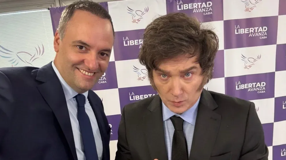 Milei respalda a Adorni e insulta a periodistas durante acto público