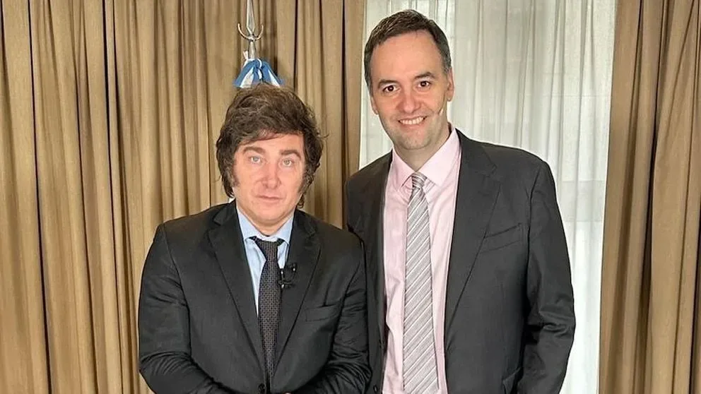 Milei respalda a Adorni en redes tras denuncias por refacciones millonarias