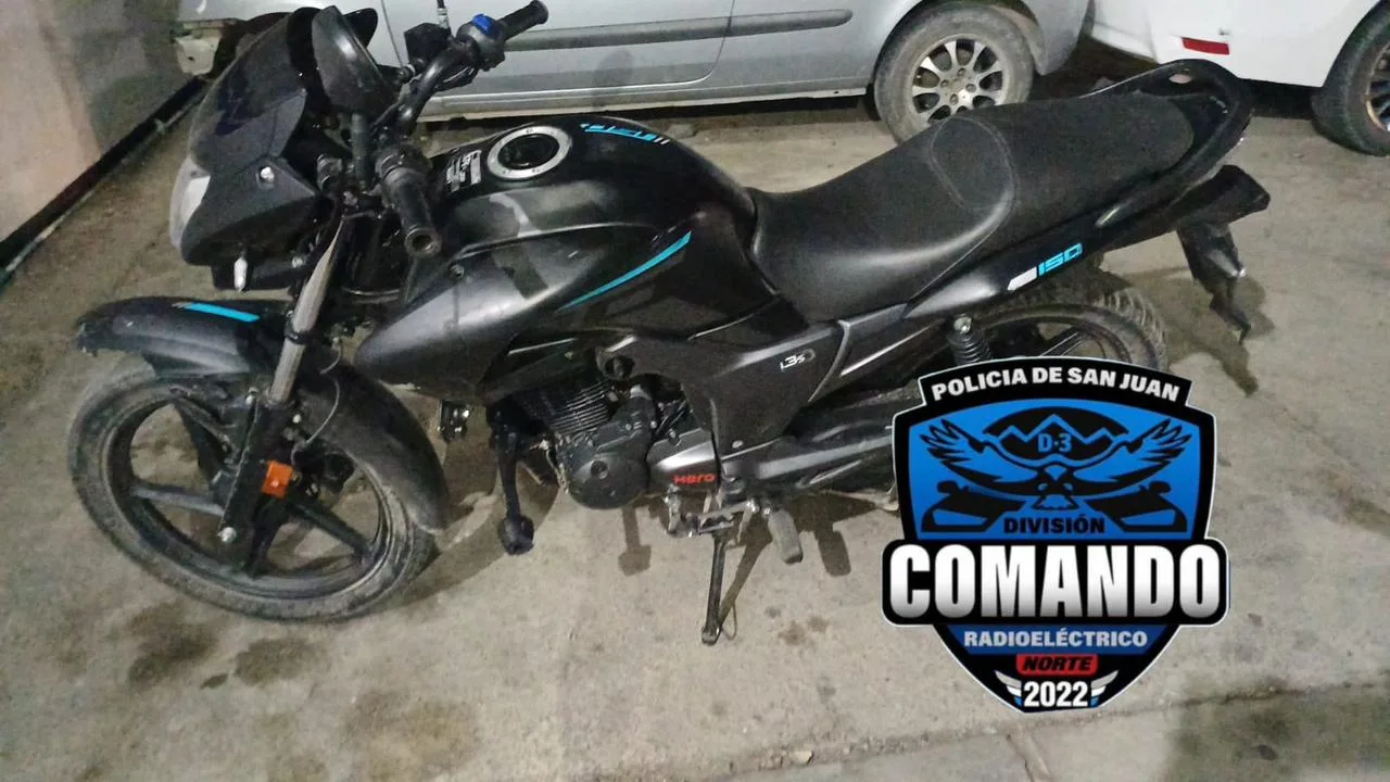 Perseguidos por la Policía, abandonan una moto y piezas de bicicletas en Rivadavia