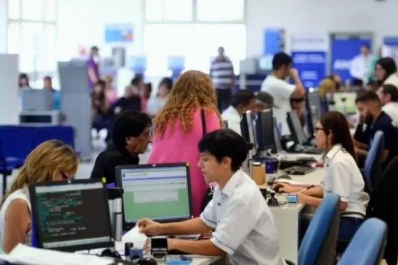 Seis de cada diez argentinos trabajan en campos ajenos a su formación