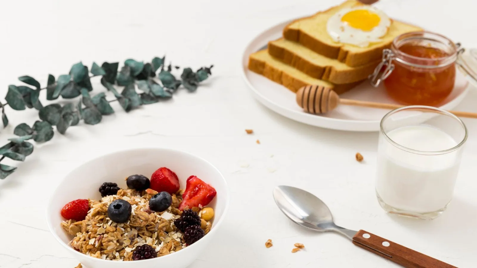 Siete alimentos para un desayuno rico en proteínas más allá de huevos y atún