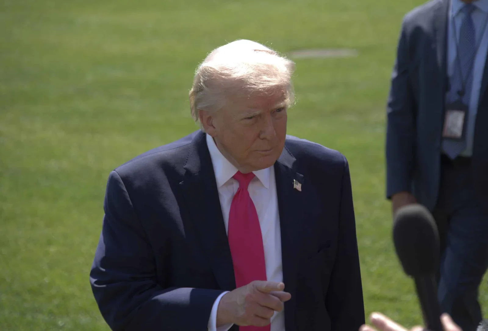 Trump advierte que tomará el control de Cuba "casi de inmediato" tras su ofensiva en Irán